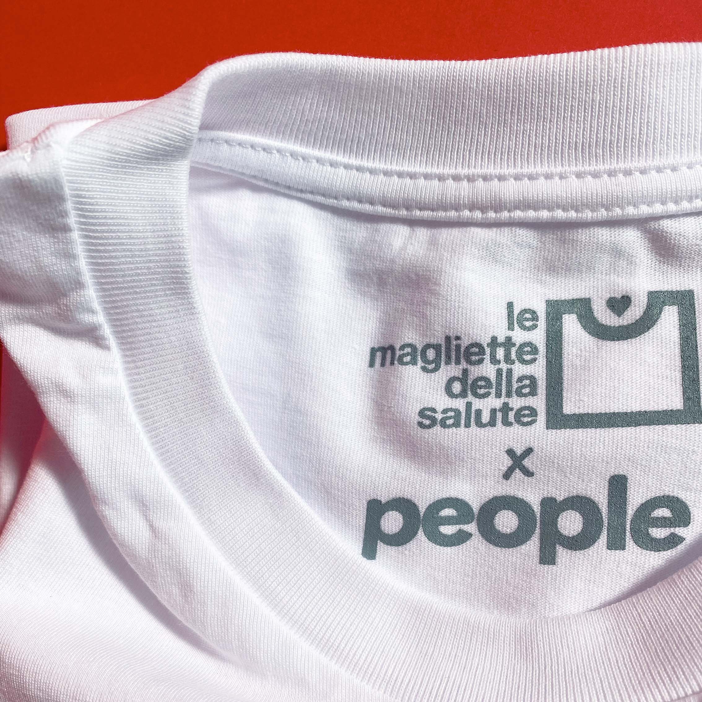 I giovani non leggono più - T-shirt + segnalibro