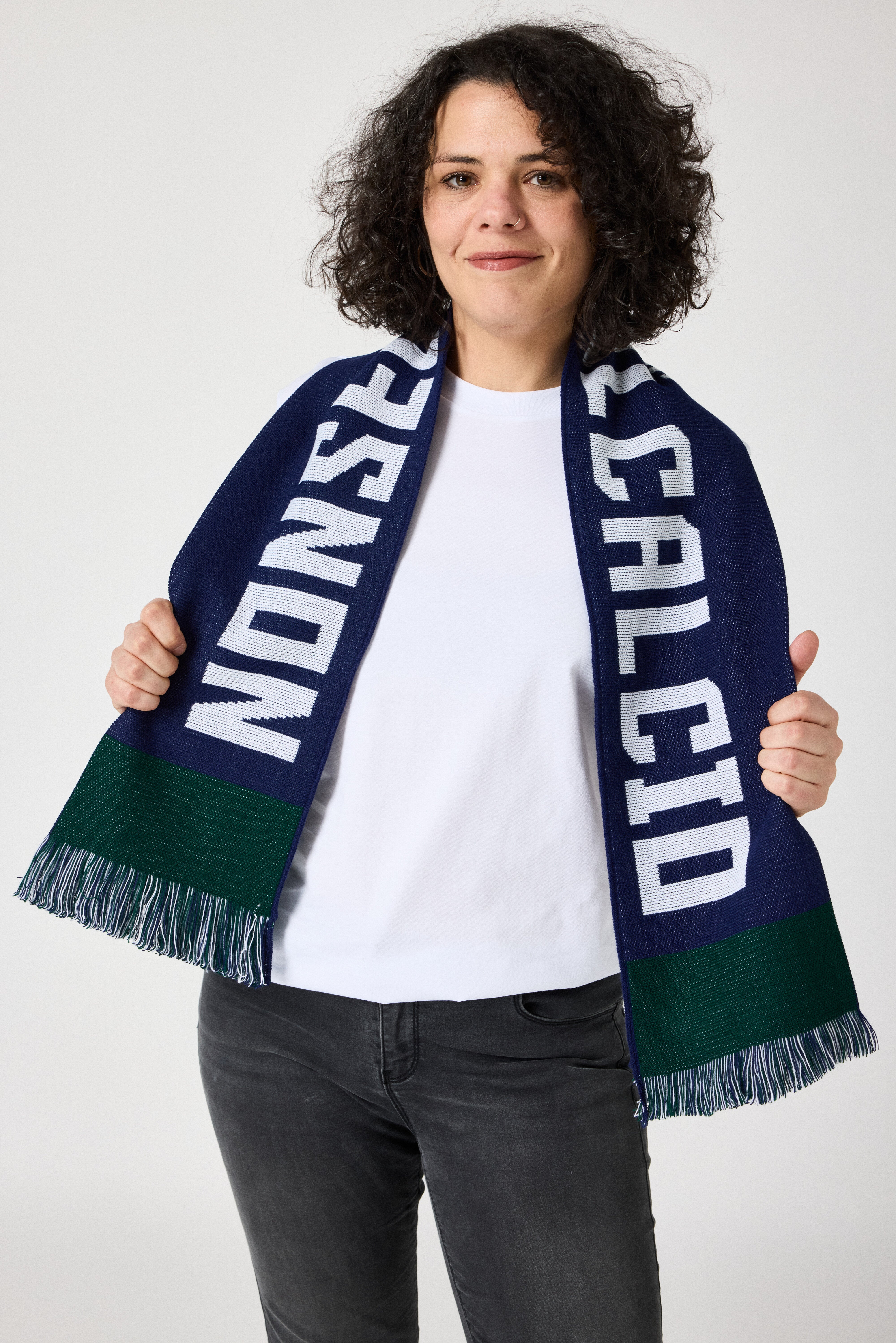 sciarpa scusa ma non seguo il calcio indossata donna