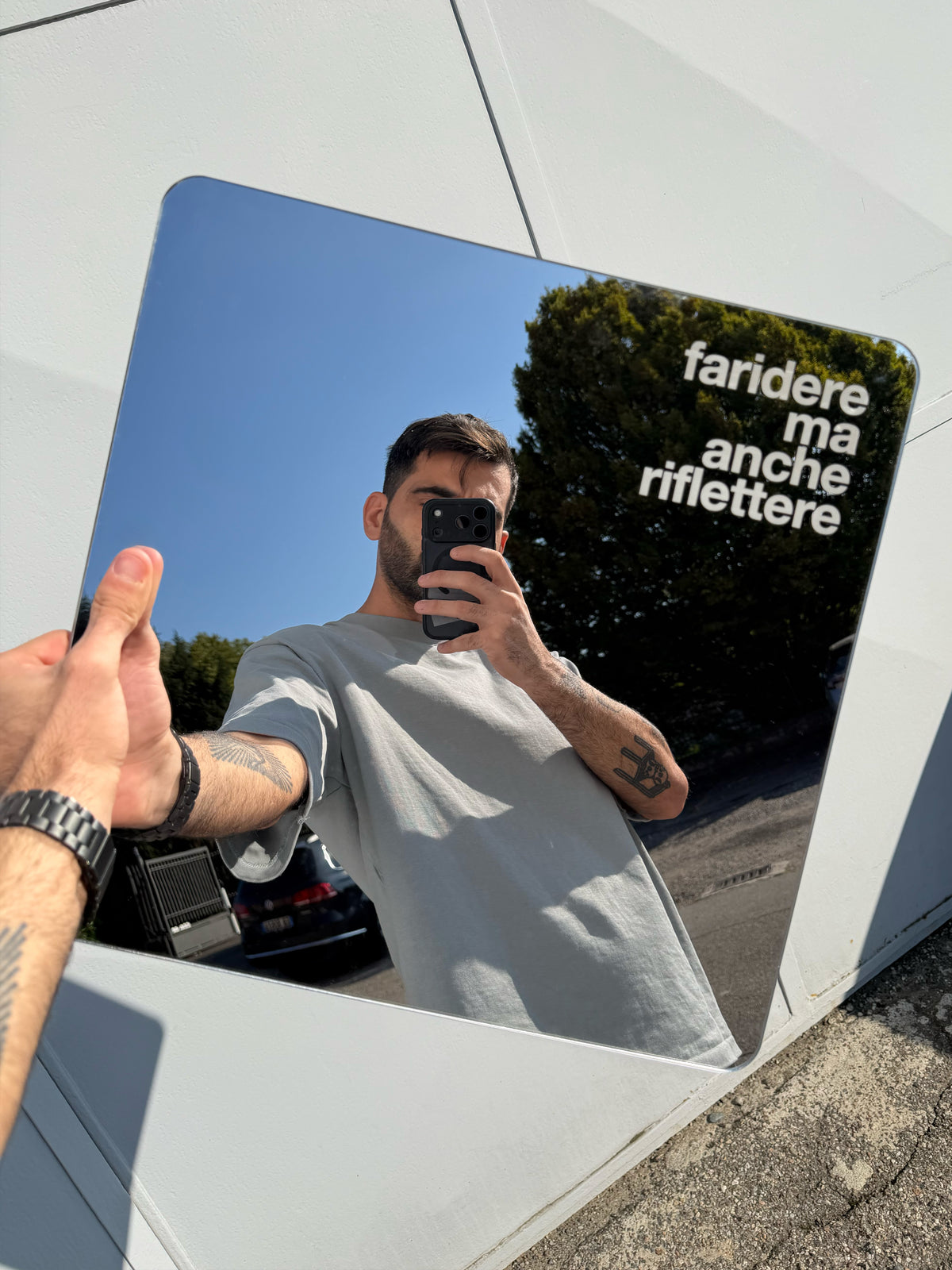 Fa ridere ma anche riflettere - Specchio