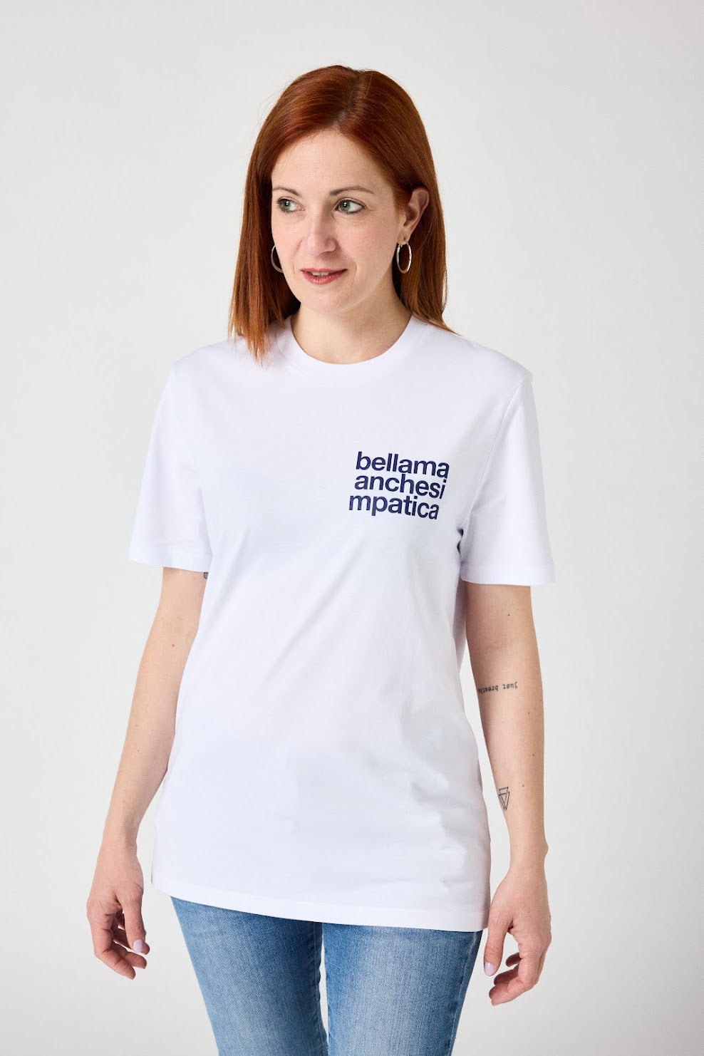 t-shirt bella ma anche simpatica fronte donna figura intera