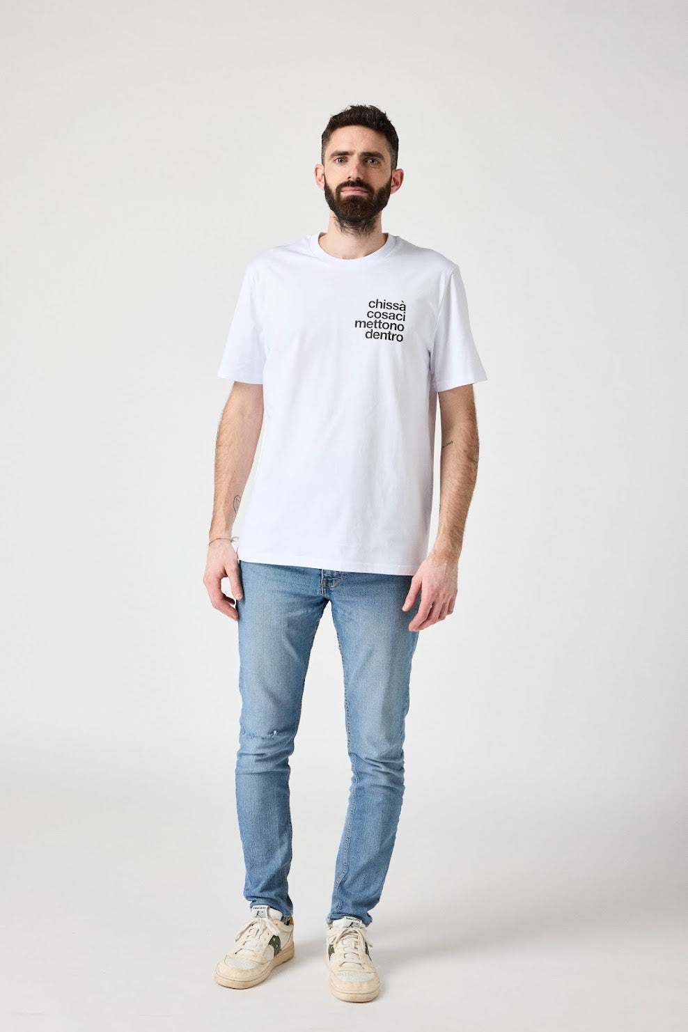 t-shirt chissà cosa ci mettono dentro uomo fronte figura intera