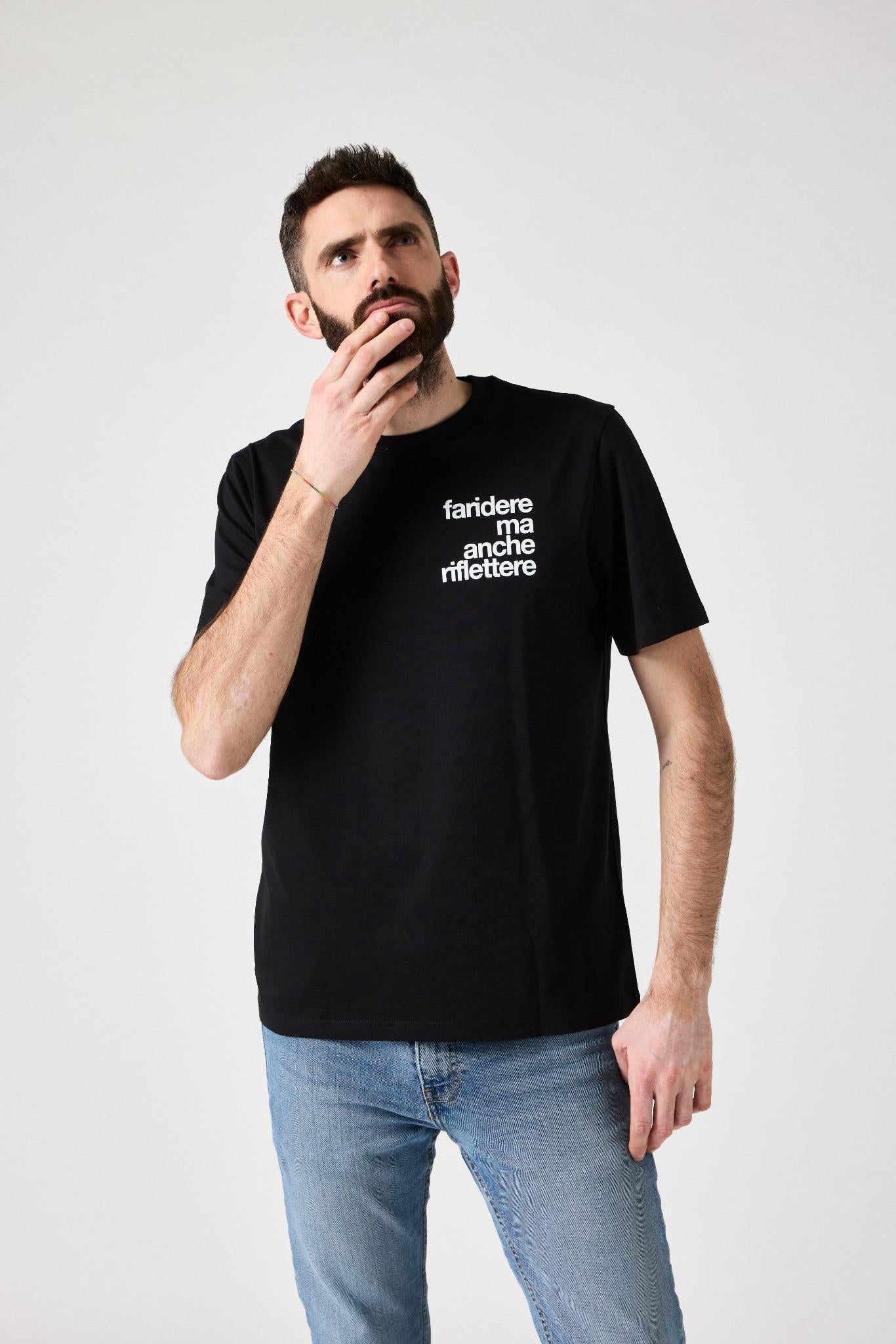 t-shirt fa ridere ma anche riflettere fronte uomo figura intera