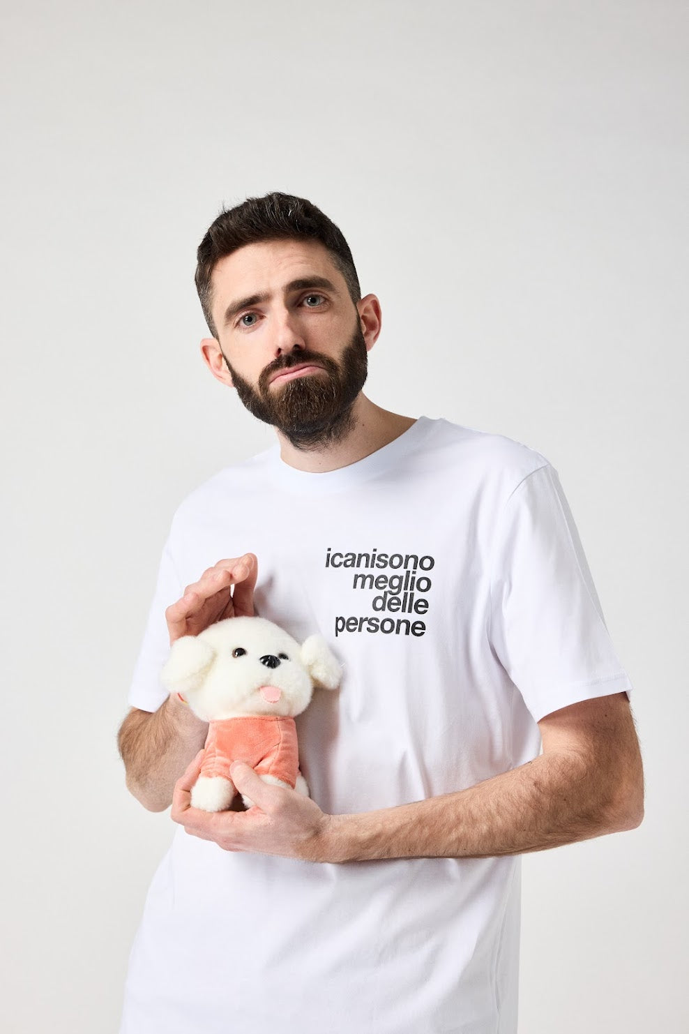 t-shirt i cani sono meglio delle persone bianca uomo indossata con cane di pelouche