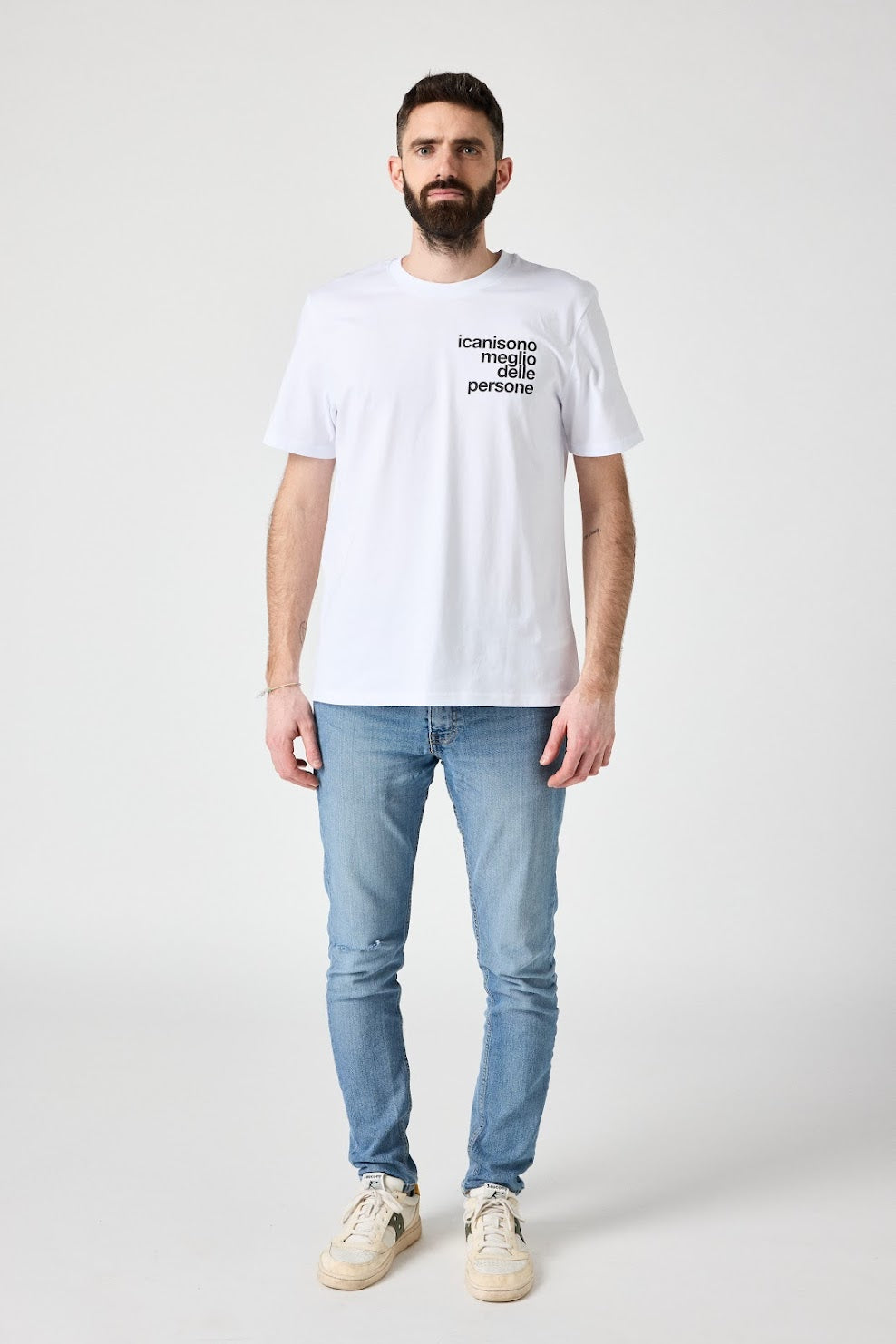 t-shirt i cani sono meglio delle persone bianca uomo indossata figura intera