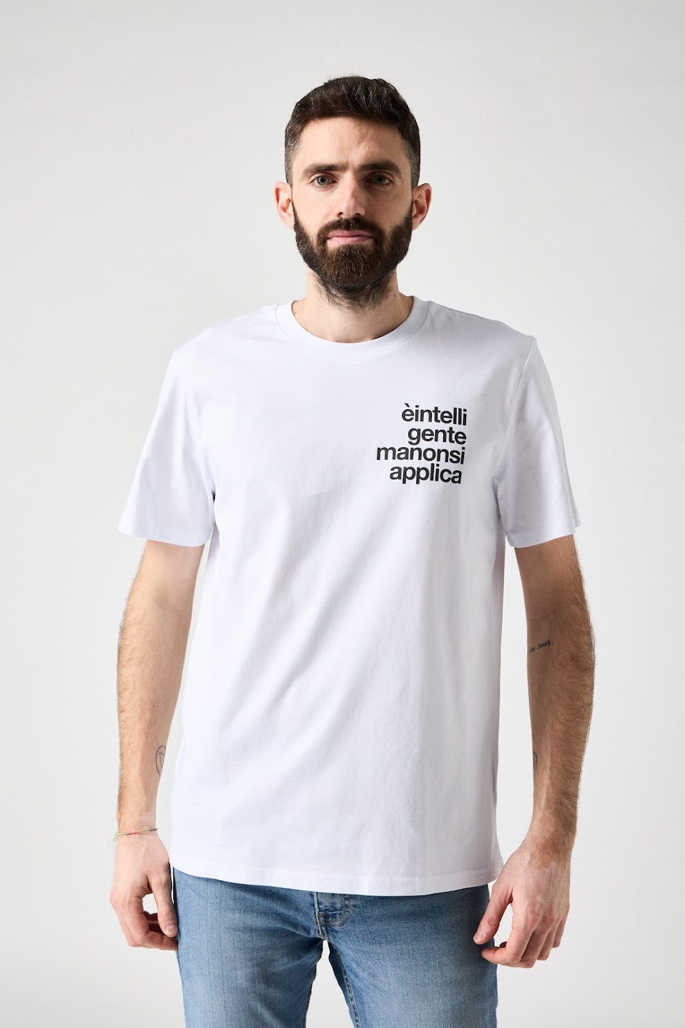 t-shirt è intelligente ma non si applica bianca indossata uomo