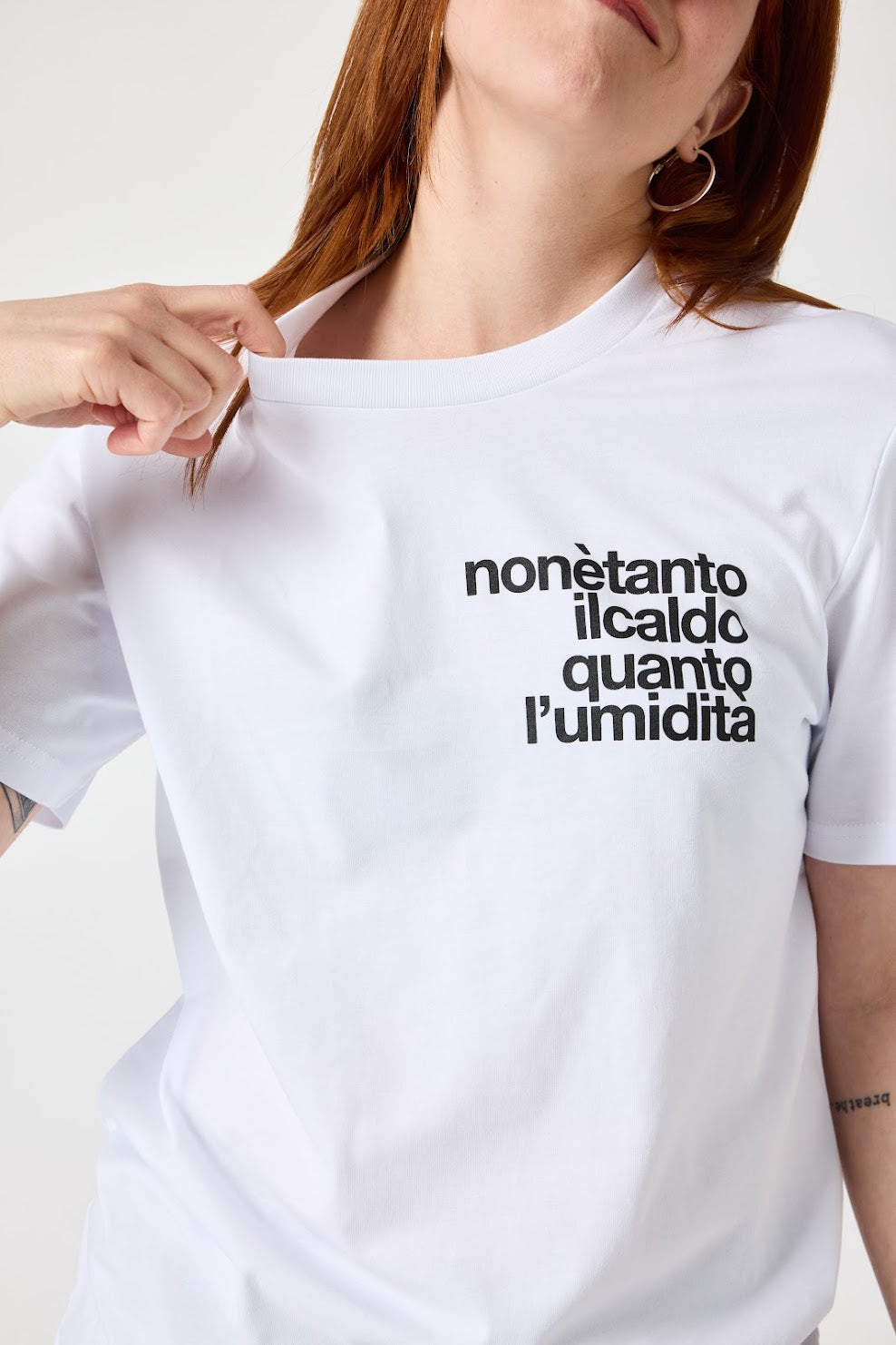 t-shirt non è tanto il caldo quanto l'umidità fronte donna