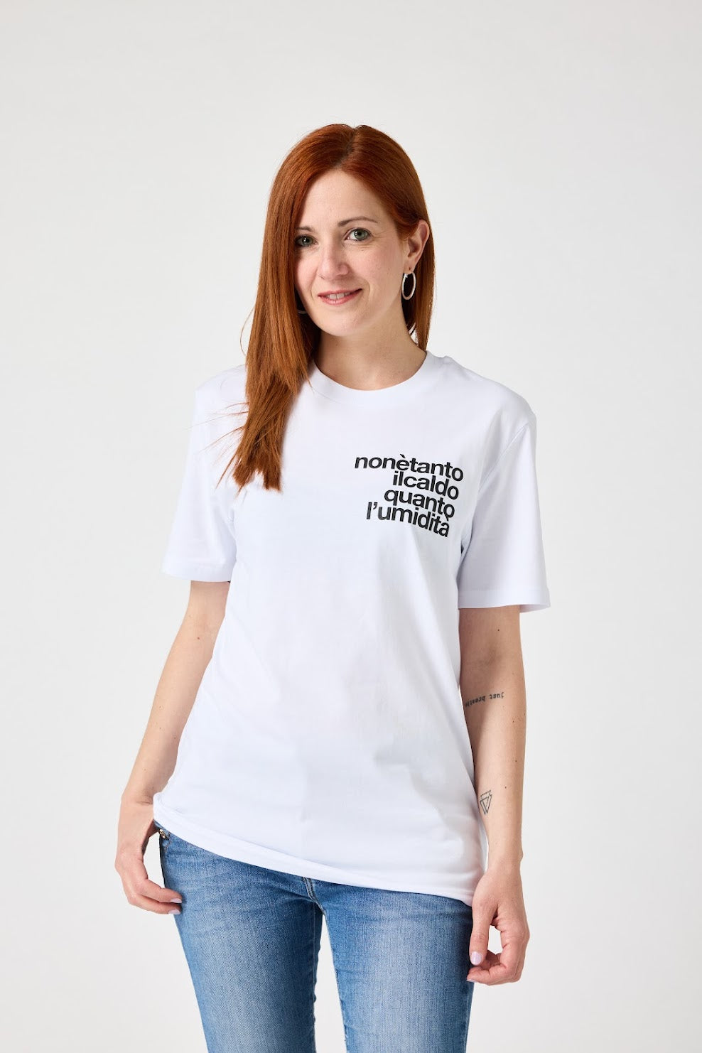 t-shirt non è tanto il caldo quanto l'umidità fronte donna figura intera