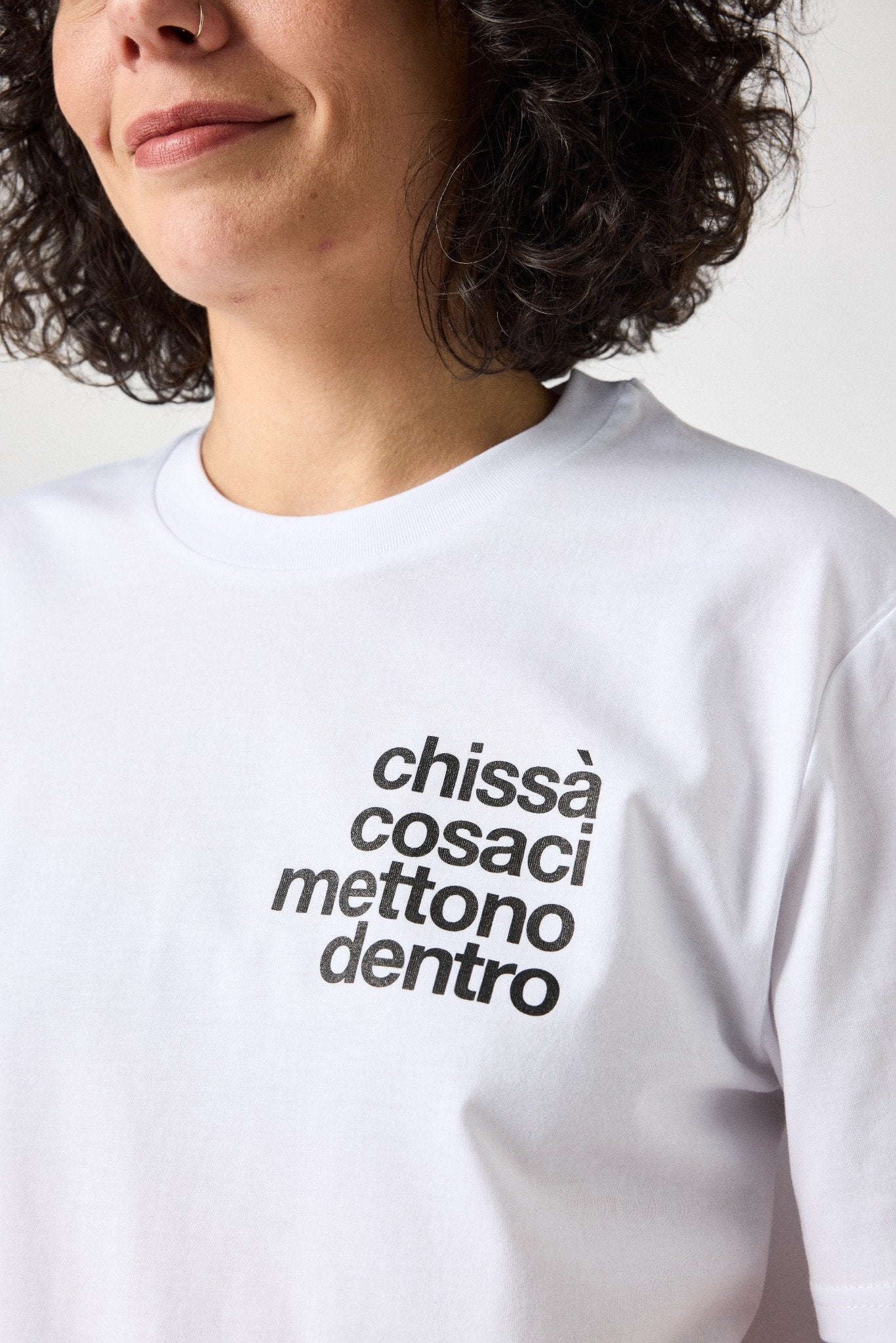 tshirt bianca chissa cosa ci mettono dentro fronte
