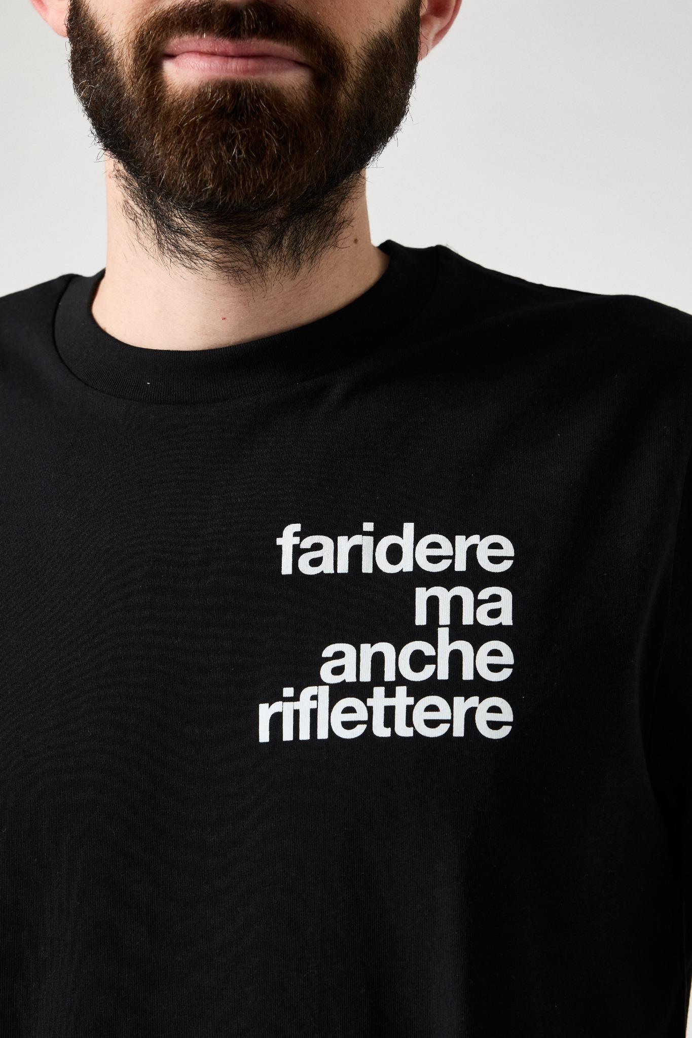 tshirt nera fa ridere ma anche riflettere fronte