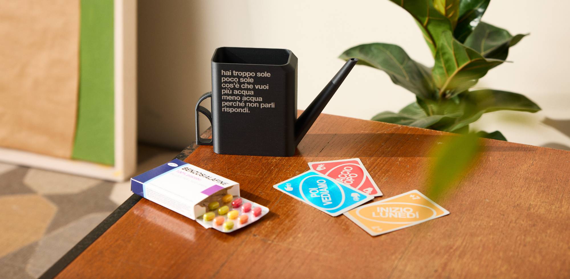 annaffiatoio_caramelle_e_carte_appoggiate_su_un_tavolo