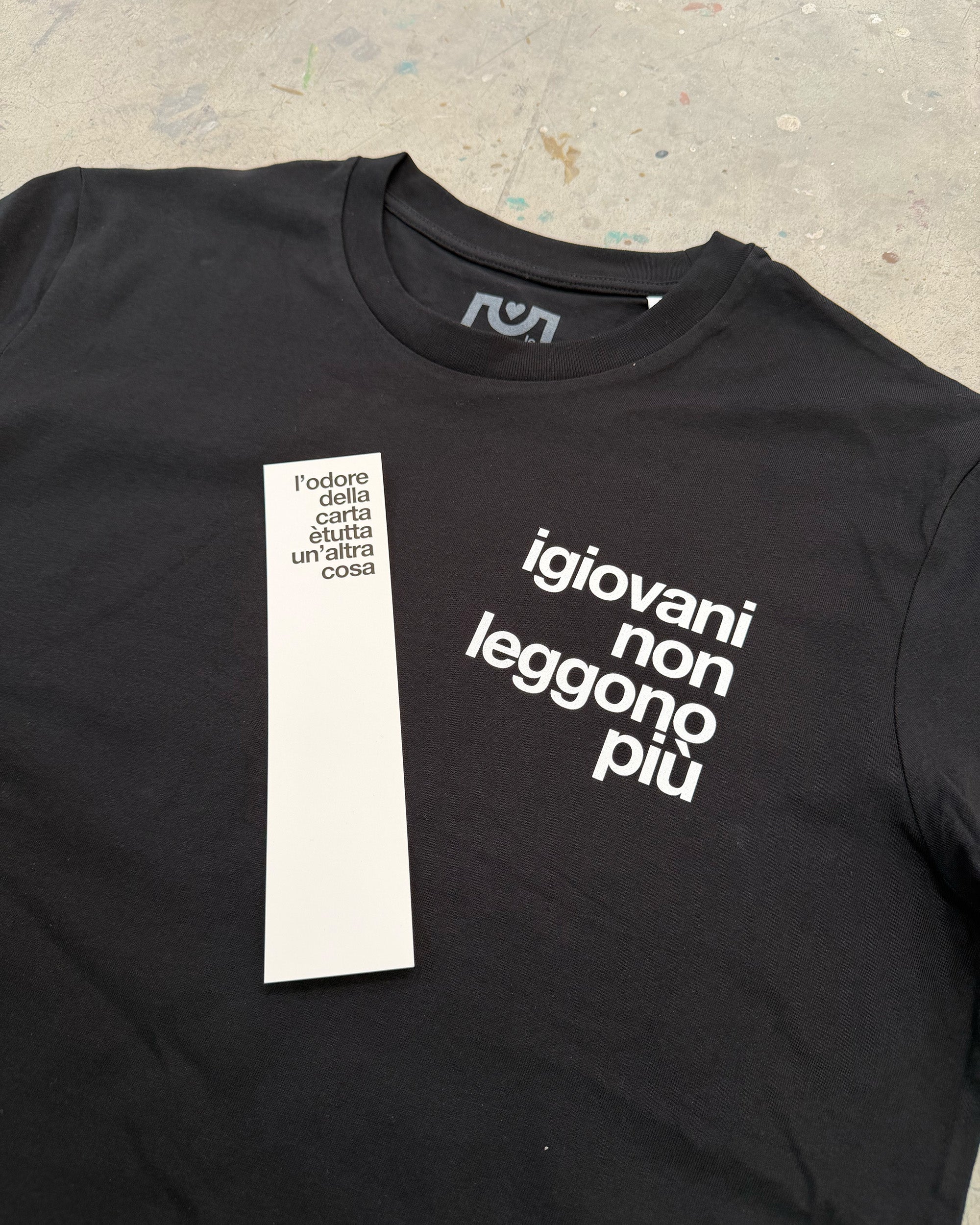 I giovani non leggono più - T-shirt + segnalibro