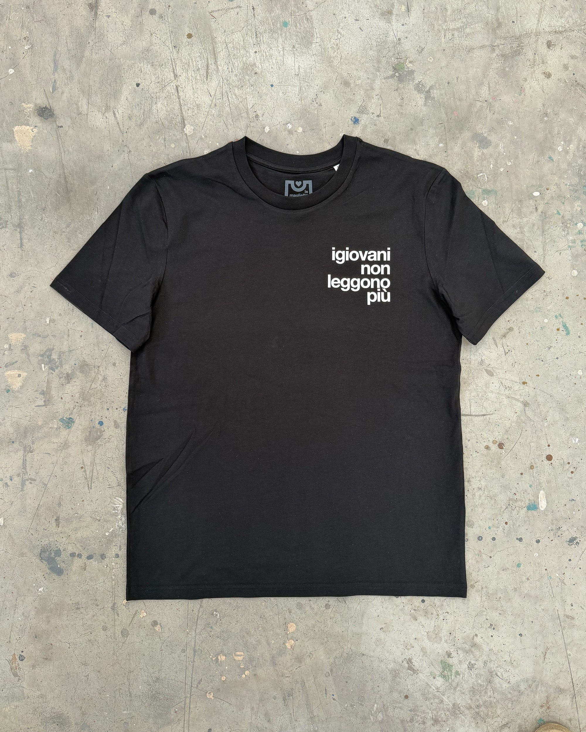 I giovani non leggono più - T-shirt + segnalibro