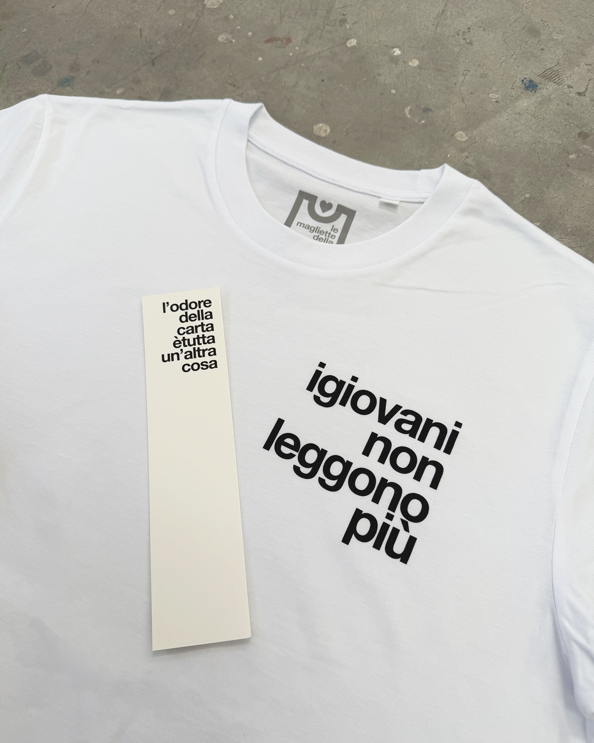 I giovani non leggono più - T-shirt + segnalibro