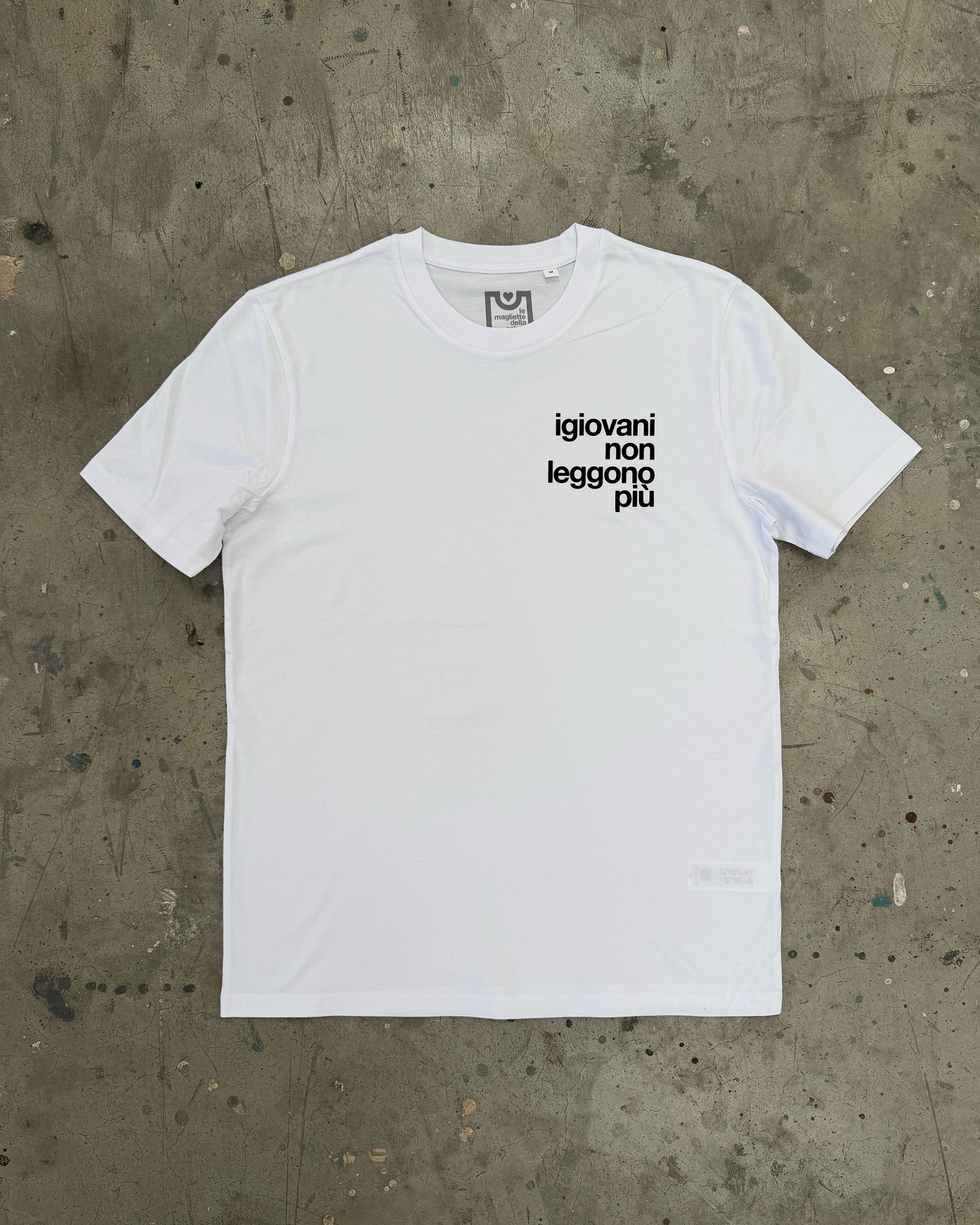 I giovani non leggono più - T-shirt + segnalibro